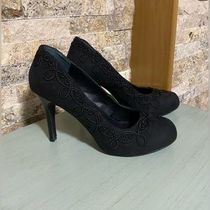 🖤🌚Chinese Laundry Black Ultrasuede Stiletto Heels with Embroidered Detail